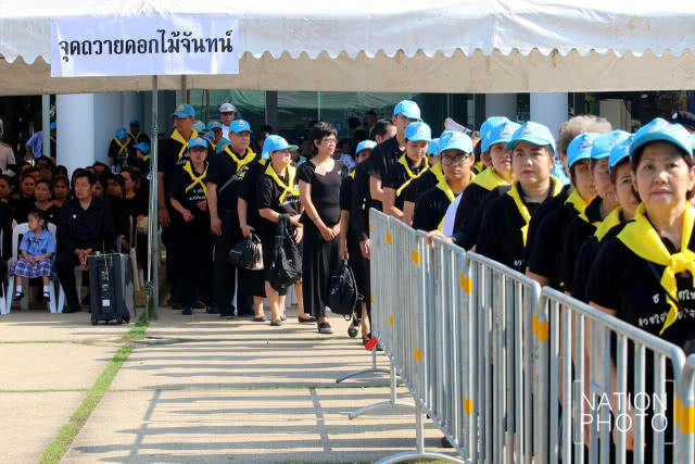 สนามกีฬาไทย-ญี่ปุ่นดินแดงแน่น! ประชาชนมาถวายดอกไม้จันทน์