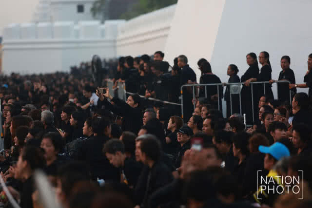 รวมภาพ เช้า-ค่ำ พสกนิกรร่วมชมริ้วขบวนพระบรมราชอิสริยยศ