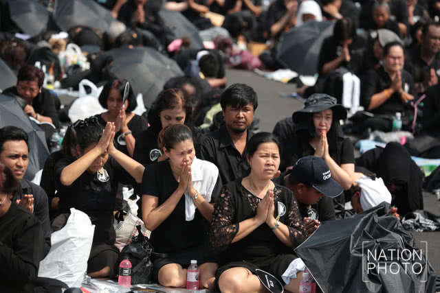 พสกนิกรก้มกราบพระโกศทองใหญ่