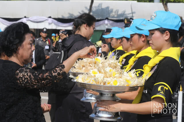 ประชาชนถวายดอกไม้จันทน์ ณ ลานพระราชวังดุสิต