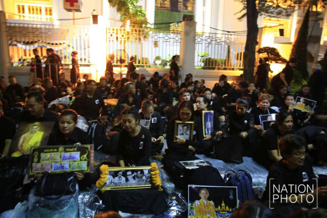 พสกนิกรเนืองแน่น ร่วมพระราชพิธีฯ ยาวตลอดถนนราชดำเนินกลาง