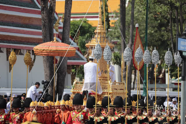สมเด็จพระเจ้าอยู่หัว เสด็จฯร่วมริ้วขบวนพระบรมราชอิสริยยศ พระราชพิธีถวายพระเพลิงพระบรมศพ