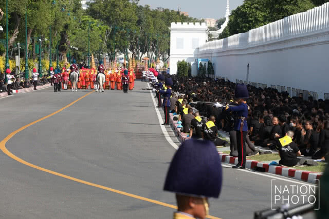 สมเด็จพระเจ้าอยู่หัว เสด็จฯร่วมในริ้วขบวนพระบรมราชอิสริยยศ
