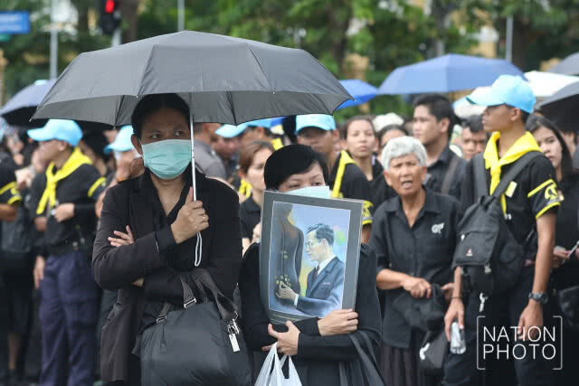 ประชาชนถวายดอกไม้จันทน์ ณ ลานพระราชวังดุสิต