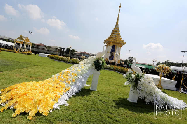 ถวายดอกไม้จันทน์ ณ วัดบัวขวัญ