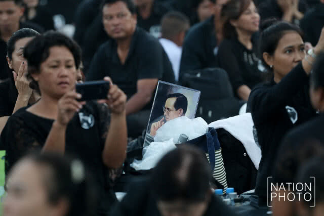 พสกนิกรเนืองแน่น ร่วมพระราชพิธีฯ ยาวตลอดถนนราชดำเนินกลาง