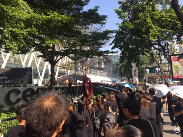 ลานหน้าเซ็นทรัลเวิลด์ปชช.เนื่องแน่นร่วมน้อมถวายอาลัย
