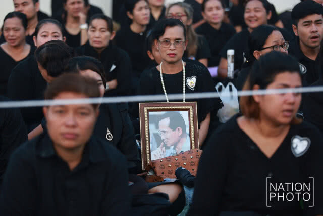 ประชาชนเนืองแน่น รอชมริ้วขบวนพระบรมราชอิสริยยศ ในงานพระราชพิธีถวายพระเพลิงพระบรมศพ