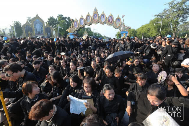 ประชาชนถวายดอกไม้จันทน์ ณ ลานพระราชวังดุสิต