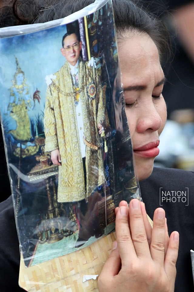 รวมภาพ เช้า-ค่ำ พสกนิกรร่วมชมริ้วขบวนพระบรมราชอิสริยยศ