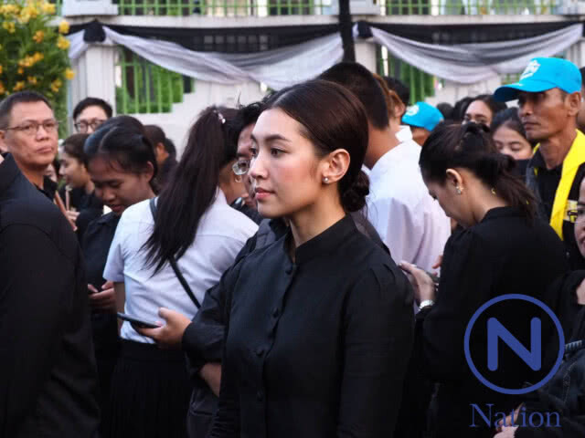"เบลล่า" น้ำตาคลอ! ไม่หวั่นต้องตากฝน รอถวายดอกไม้จันทน์