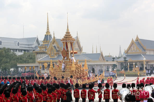 อัญเชิญพระบรมโกศขึ้นประดิษฐาน ณ พระจิตกาธาน