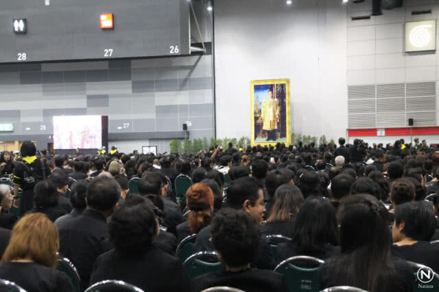ปชช.กว่า 3 หมื่น หลั่งไหลวางดอกไม้จันทน์ ล้นไบเทค บางนา