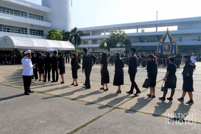 สนามกีฬาไทย-ญี่ปุ่นดินแดงแน่น! ประชาชนมาถวายดอกไม้จันทน์