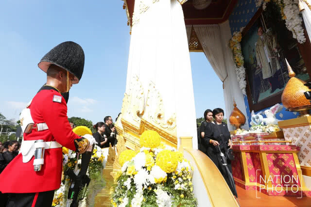 ประชาชนถวายดอกไม้จันทน์ ณ ลานพระราชวังดุสิต