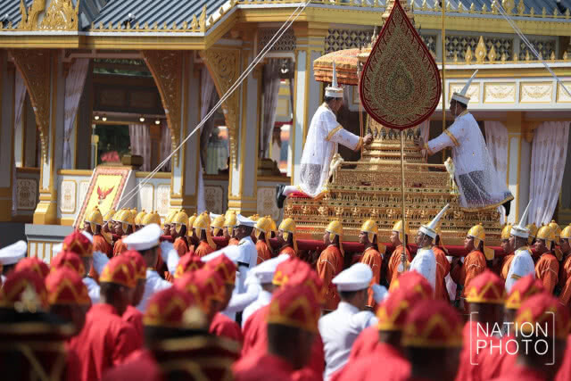 สมเด็จพระเจ้าอยู่หัว เสด็จฯร่วมริ้วขบวนพระบรมราชอิสริยยศ พระราชพิธีถวายพระเพลิงพระบรมศพ