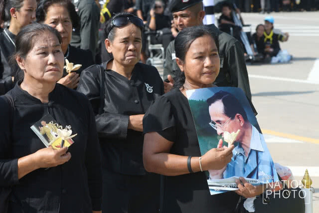 ประชาชนถวายดอกไม้จันทน์ ณ ลานพระราชวังดุสิต
