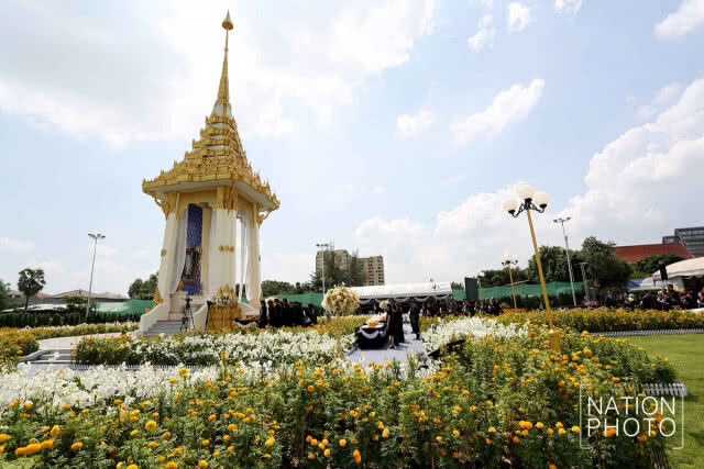 ถวายดอกไม้จันทน์ ณ วัดบัวขวัญ