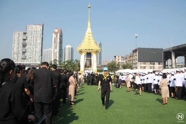 ปชช.กว่า 3 หมื่น หลั่งไหลวางดอกไม้จันทน์ ล้นไบเทค บางนา