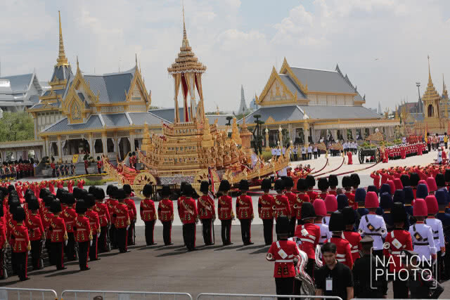 อัญเชิญพระบรมโกศขึ้นประดิษฐาน ณ พระจิตกาธาน