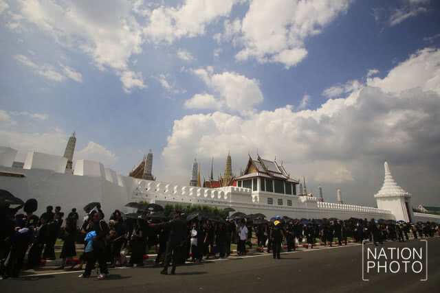 รวมภาพ เช้า-ค่ำ พสกนิกรร่วมชมริ้วขบวนพระบรมราชอิสริยยศ