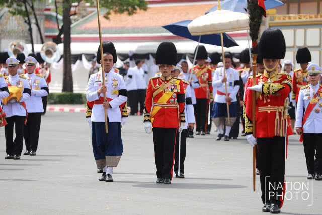 สมเด็จพระเจ้าอยู่หัว เสด็จฯร่วมริ้วขบวนพระบรมราชอิสริยยศ พระราชพิธีถวายพระเพลิงพระบรมศพ
