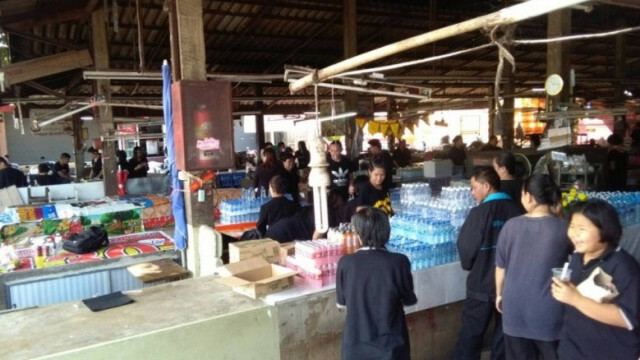 "พ่อค้า-แม่ค้า" แจกฟรีข้าวเหนียว-หมูทอด ถวายเป็นพระราชกุศล