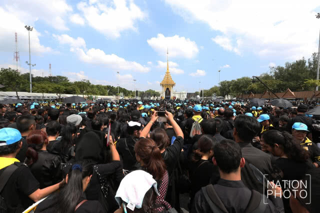 ประชาชนถวายดอกไม้จันทน์ ณ ลานพระราชวังดุสิต