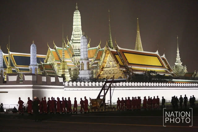 พระมหาพิชัยราชรถ ราชรถน้อยและเกรินบันไดนาค เคลื่อนผ่านถนนหน้าพระลาน