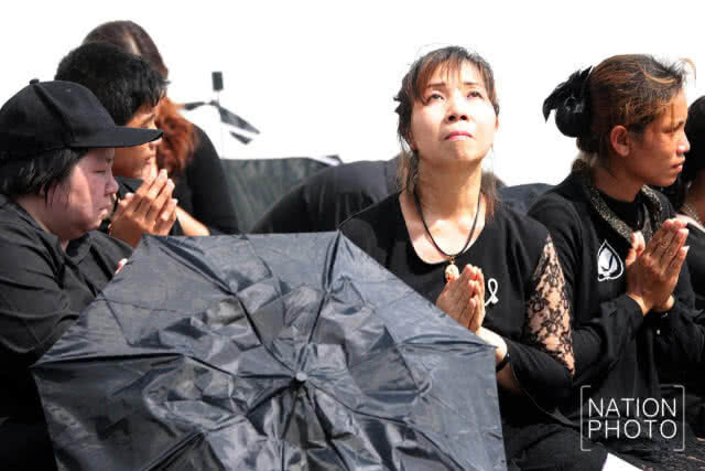 รวมภาพ เช้า-ค่ำ พสกนิกรร่วมชมริ้วขบวนพระบรมราชอิสริยยศ