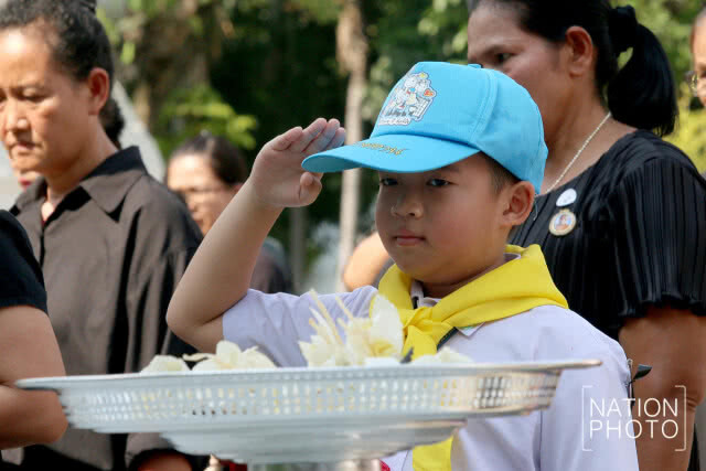 สนามกีฬาไทย-ญี่ปุ่นดินแดงแน่น! ประชาชนมาถวายดอกไม้จันทน์