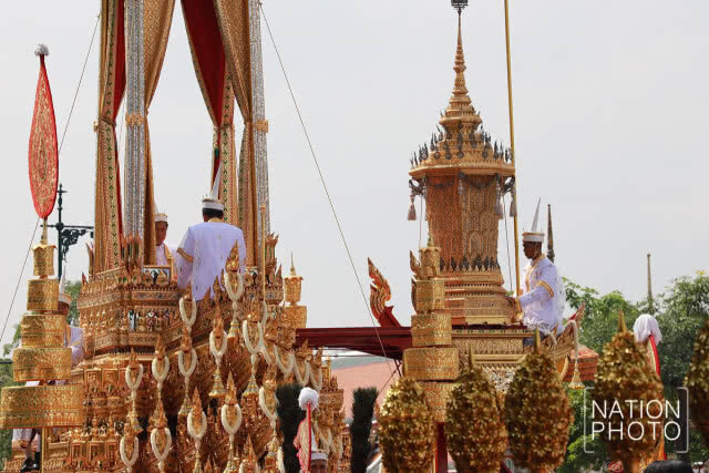 สมเด็จพระเจ้าอยู่หัว เสด็จฯร่วมริ้วขบวนพระบรมราชอิสริยยศ พระราชพิธีถวายพระเพลิงพระบรมศพ