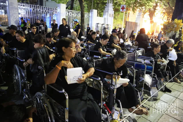พสกนิกรเนืองแน่น ร่วมพระราชพิธีฯ ยาวตลอดถนนราชดำเนินกลาง