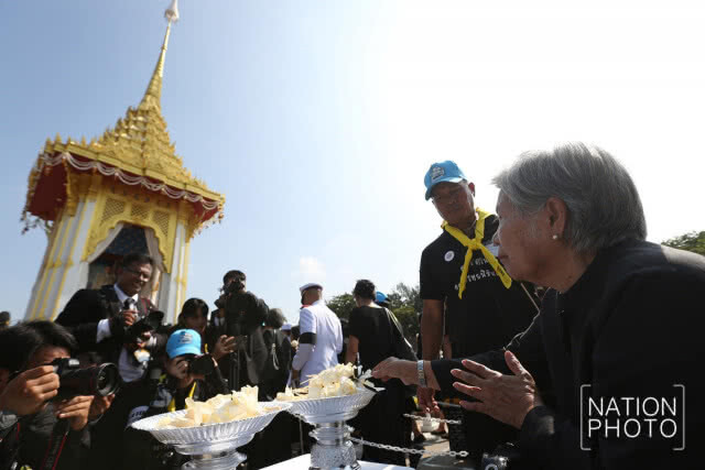 ประชาชนถวายดอกไม้จันทน์ ณ ลานพระราชวังดุสิต