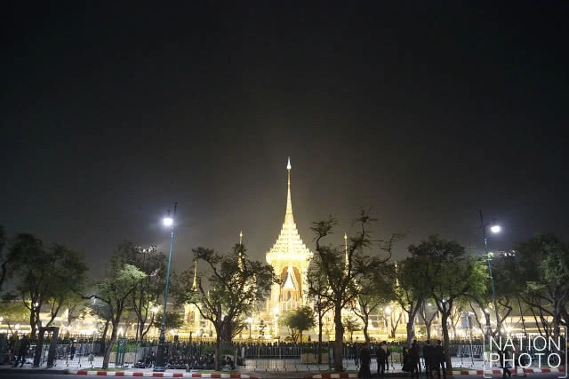 พระมหาพิชัยราชรถ ราชรถน้อยและเกรินบันไดนาค เคลื่อนผ่านถนนหน้าพระลาน