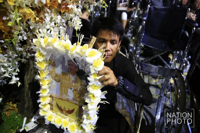 พสกนิกรเนืองแน่น ร่วมพระราชพิธีฯ ยาวตลอดถนนราชดำเนินกลาง
