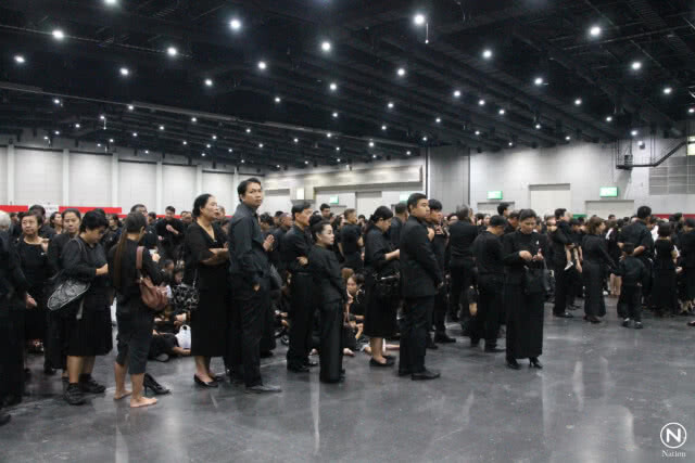 ปชช.กว่า 3 หมื่น หลั่งไหลวางดอกไม้จันทน์ ล้นไบเทค บางนา