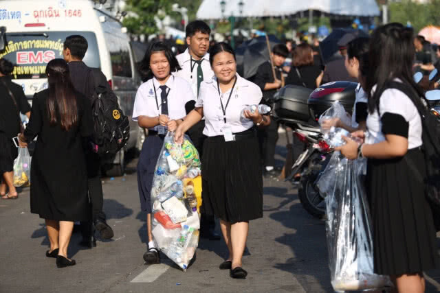 รวมภาพ เช้า-ค่ำ พสกนิกรร่วมชมริ้วขบวนพระบรมราชอิสริยยศ