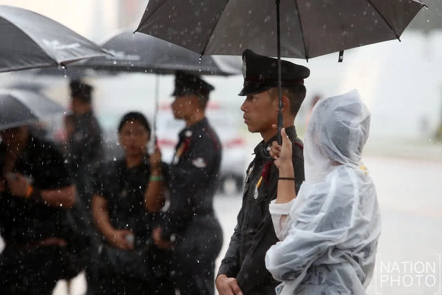 ตำรวจตากฝน ประชาชนกางร่มให้