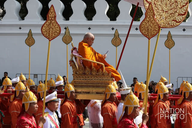 สมเด็จพระเจ้าอยู่หัว เสด็จฯร่วมในริ้วขบวนพระบรมราชอิสริยยศ