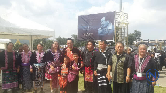 ชาวไทยภูเขาเดินลงดอยปุยร่วมพิธีถวายดอกไม้จันทน์