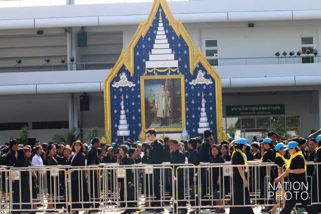 สนามกีฬาไทย-ญี่ปุ่นดินแดงแน่น! ประชาชนมาถวายดอกไม้จันทน์