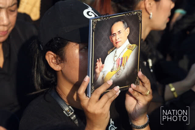 ประชาชนถวายดอกไม้จันทน์ ณ ลานพระราชวังดุสิต