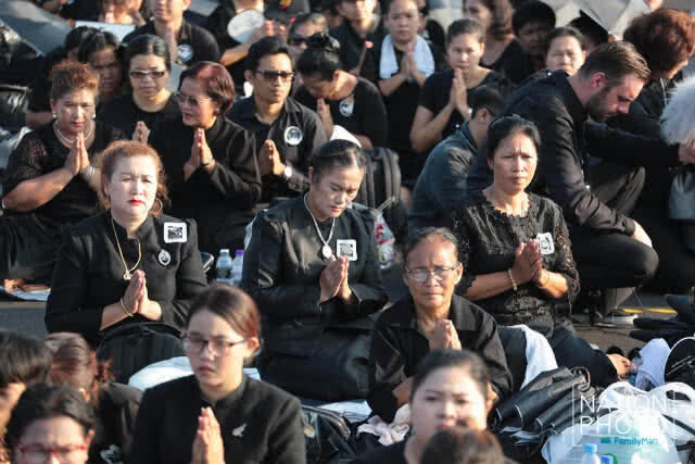 รวมภาพ เช้า-ค่ำ พสกนิกรร่วมชมริ้วขบวนพระบรมราชอิสริยยศ