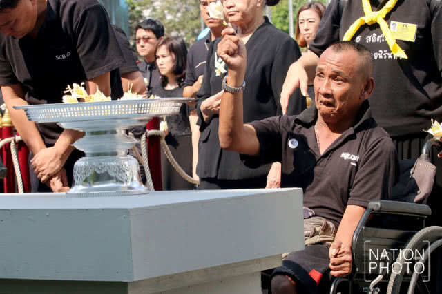 สนามกีฬาไทย-ญี่ปุ่นดินแดงแน่น! ประชาชนมาถวายดอกไม้จันทน์