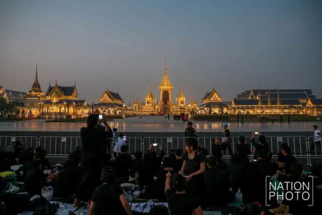 รวมภาพ เช้า-ค่ำ พสกนิกรร่วมชมริ้วขบวนพระบรมราชอิสริยยศ