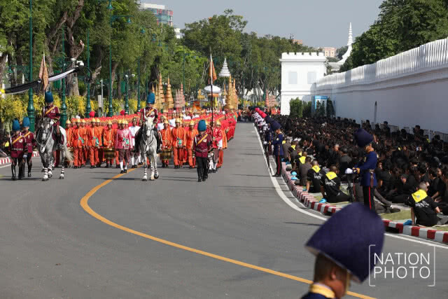 สมเด็จพระเจ้าอยู่หัว เสด็จฯร่วมในริ้วขบวนพระบรมราชอิสริยยศ
