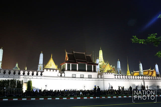 พสกนิกรเนืองแน่น ร่วมพระราชพิธีฯ ยาวตลอดถนนราชดำเนินกลาง