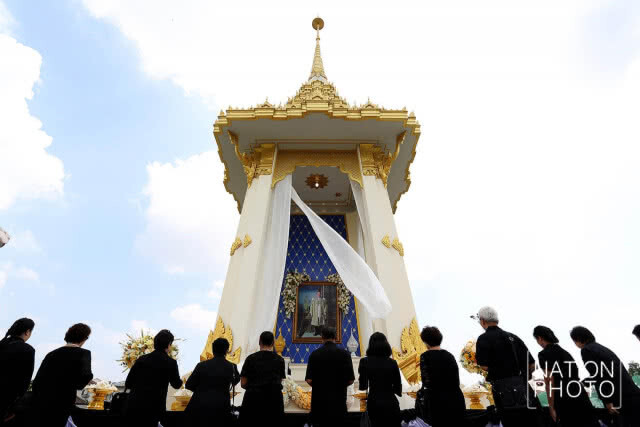 ถวายดอกไม้จันทน์ ณ วัดบัวขวัญ