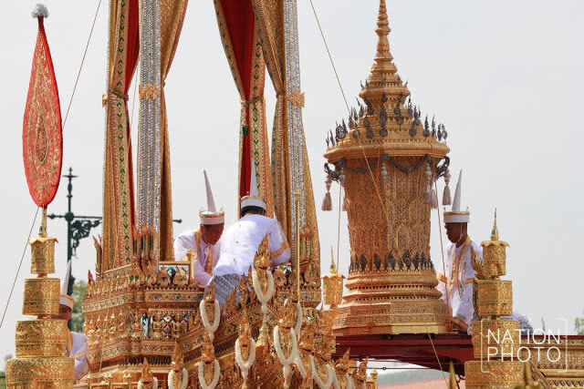 สมเด็จพระเจ้าอยู่หัว เสด็จฯร่วมริ้วขบวนพระบรมราชอิสริยยศ พระราชพิธีถวายพระเพลิงพระบรมศพ